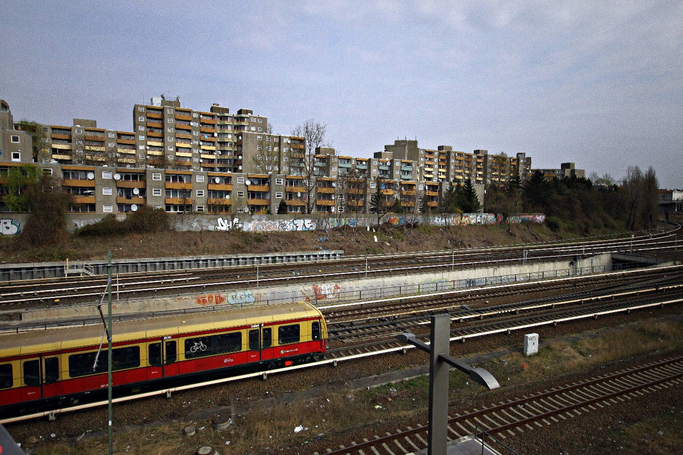 Sozialbauten in Berlin-Gesundbrunnen. Hier war früher das alte Hertha-Stadion. Foto: Imago Images/Joko