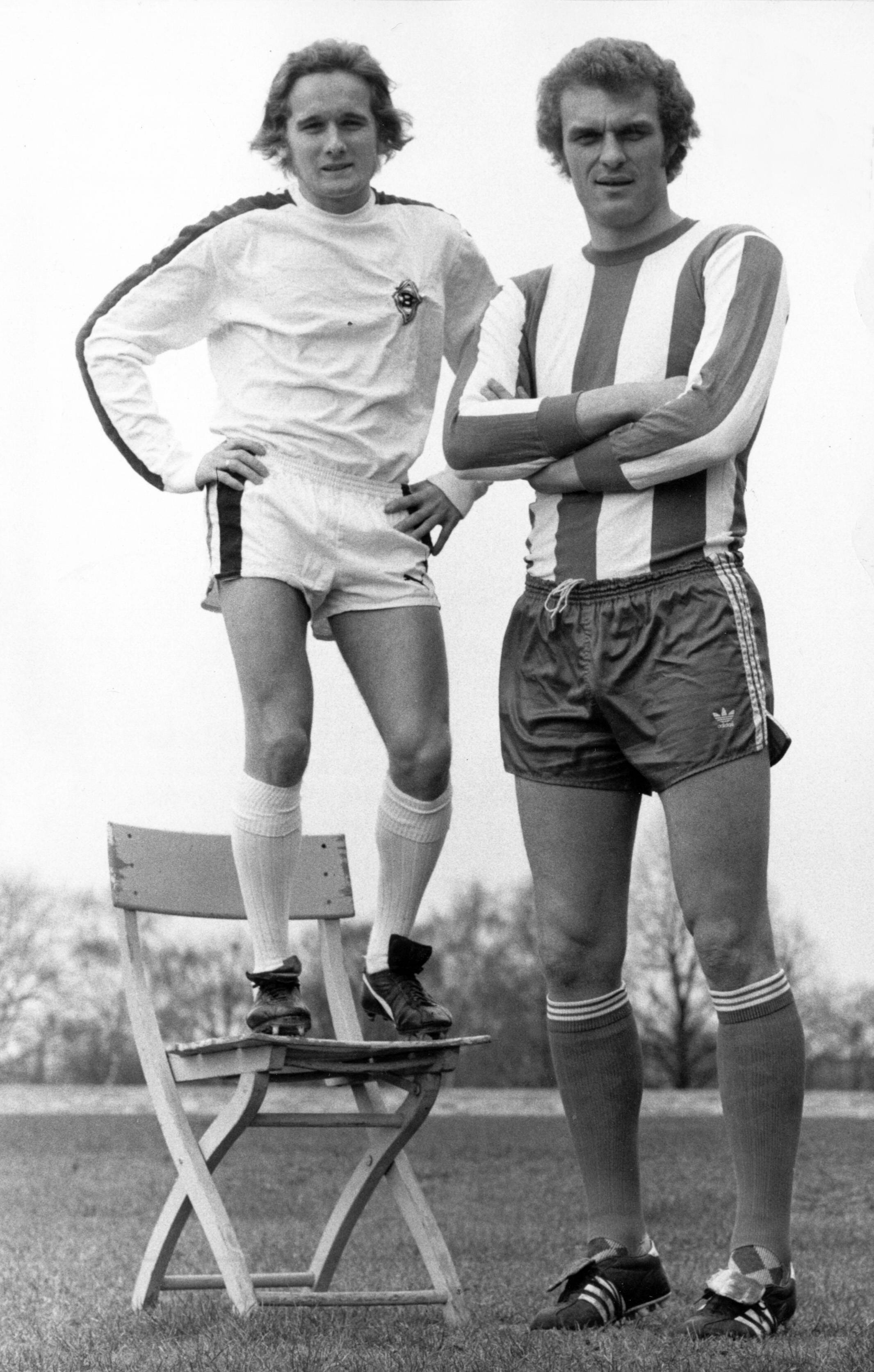 Allan Simonsen von Borussia M’gladbach (l.) gegen Uwe Kliemann von Hertha BSC (r.). Gladbach gewinnt den Europapokal. Foto: Imago Images